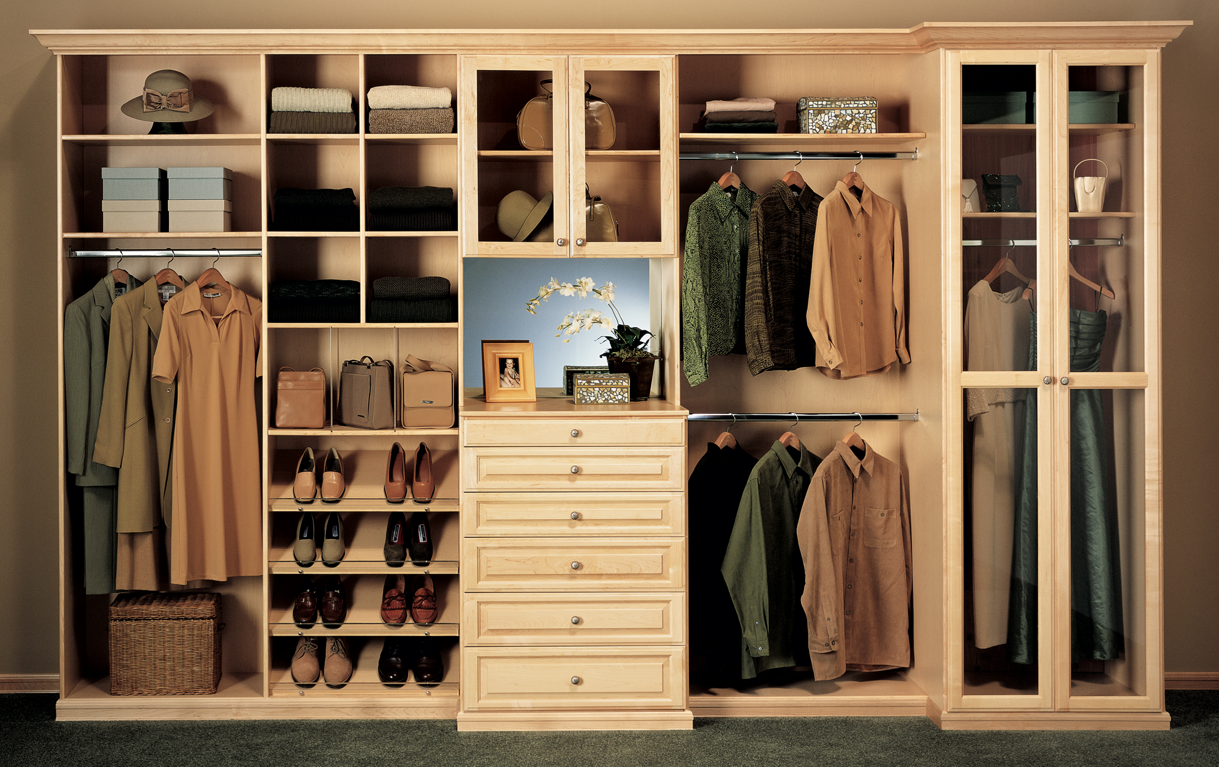 Шкаф какой сделать. Встроенные шкафы из фанеры. Самодельный шкаф для одежды. Открытые шкафы для одежды. Самодельный шкаф для одежды встроенный.
